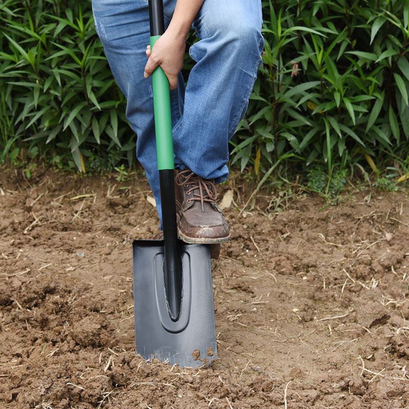 product-1-1 Sharp shovel for gardening function in use